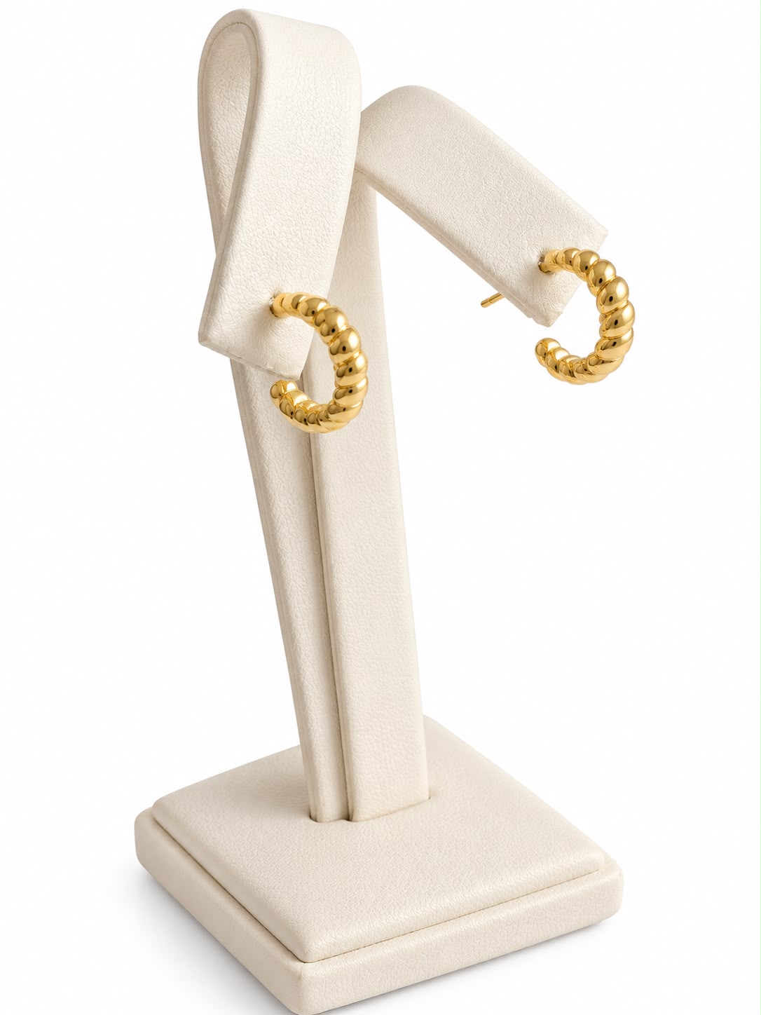 Arete dorado pequeño y elegante